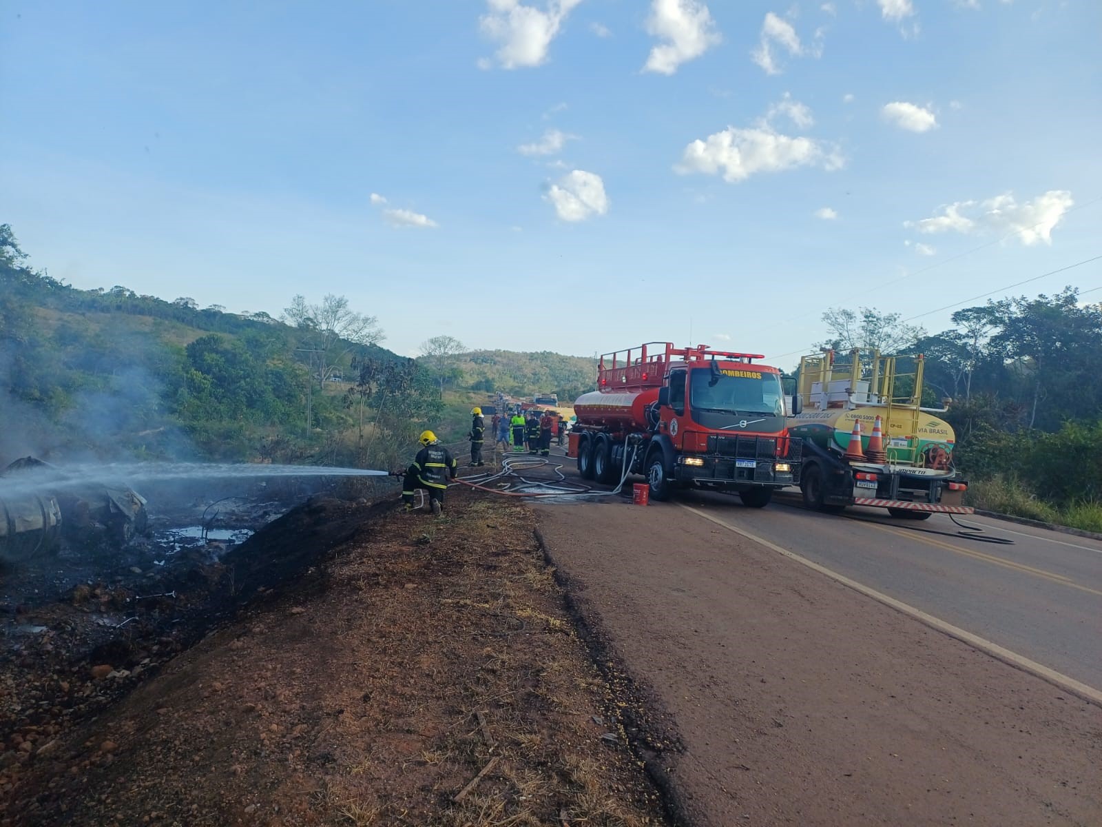 Bombeiros controlam incêndio em carreta carregada com óleo diesel após tombamento na BR-163