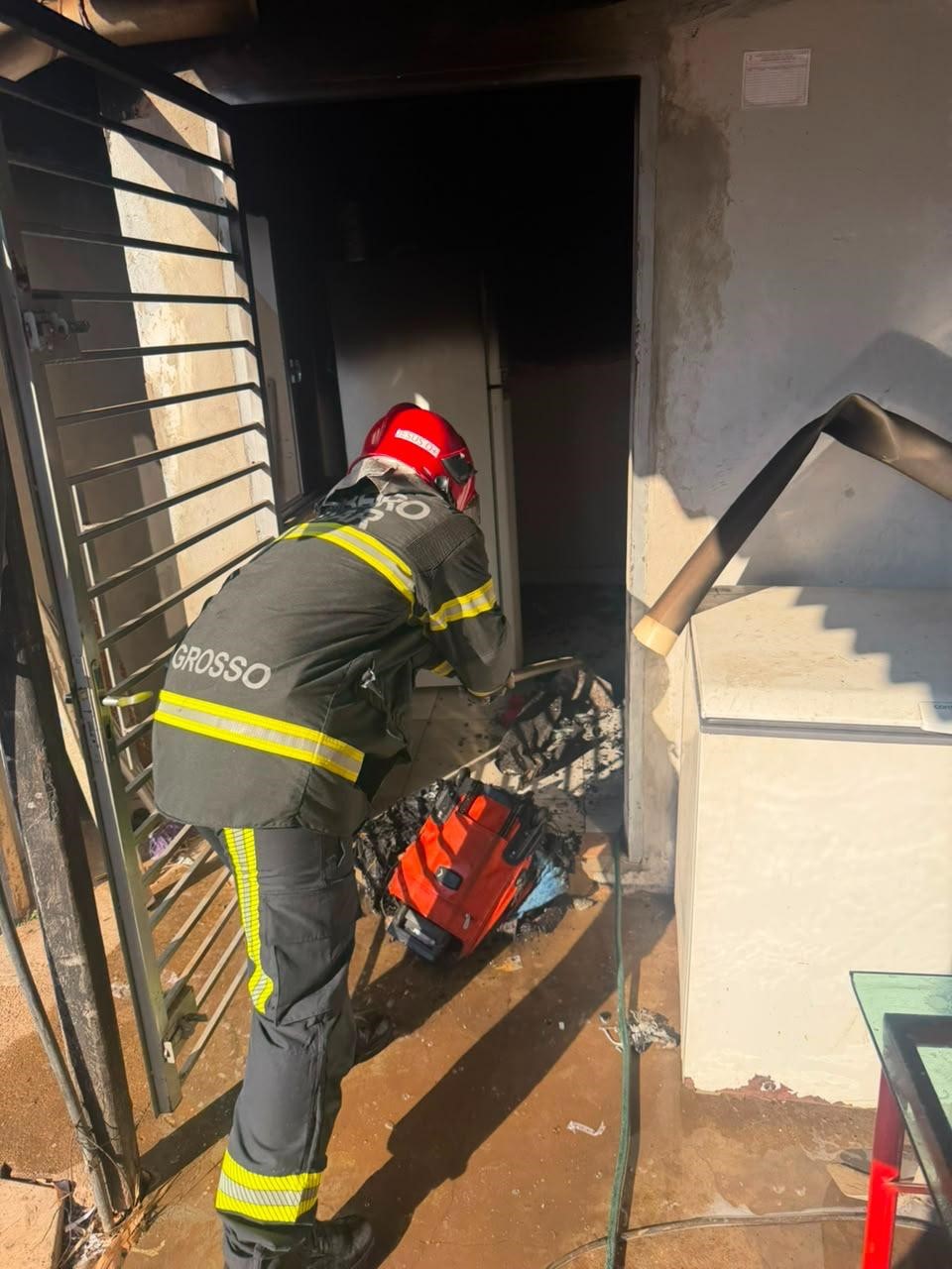 Incêndio mobiliza Bombeiros após chamas atingirem residência