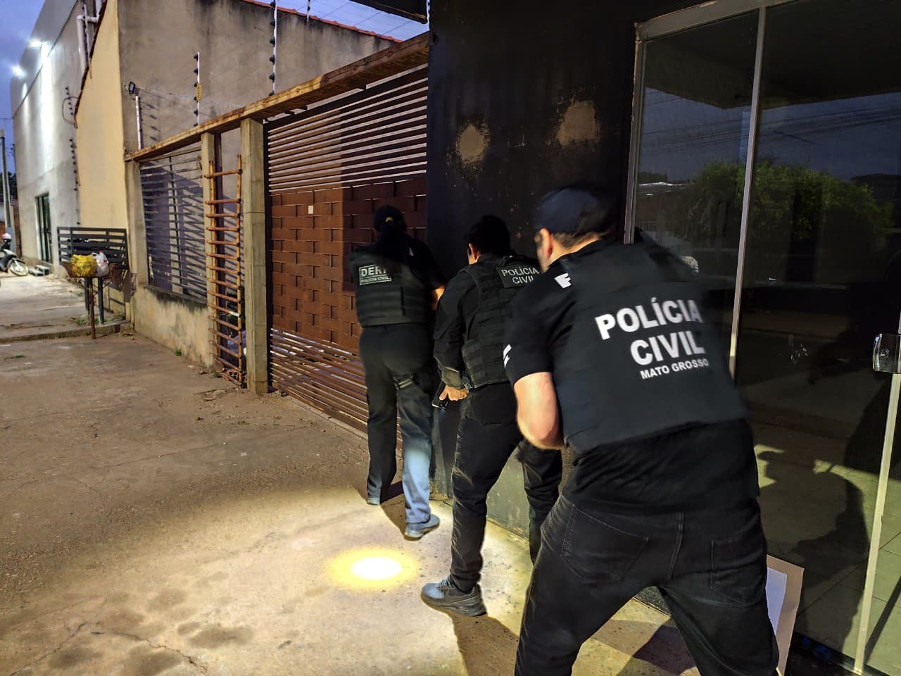 Operação da Polícia Civil mira suspeitos de roubo que fez família refém e causou prejuízo de R$ 95 mil
