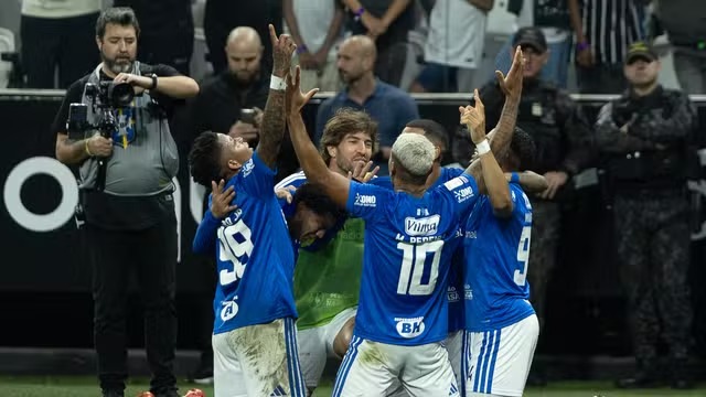 Cruzeiro vence o Corinthians em Itaquera, ganha confronto direto e se fortalece na briga pelo G-4 do Brasileirão