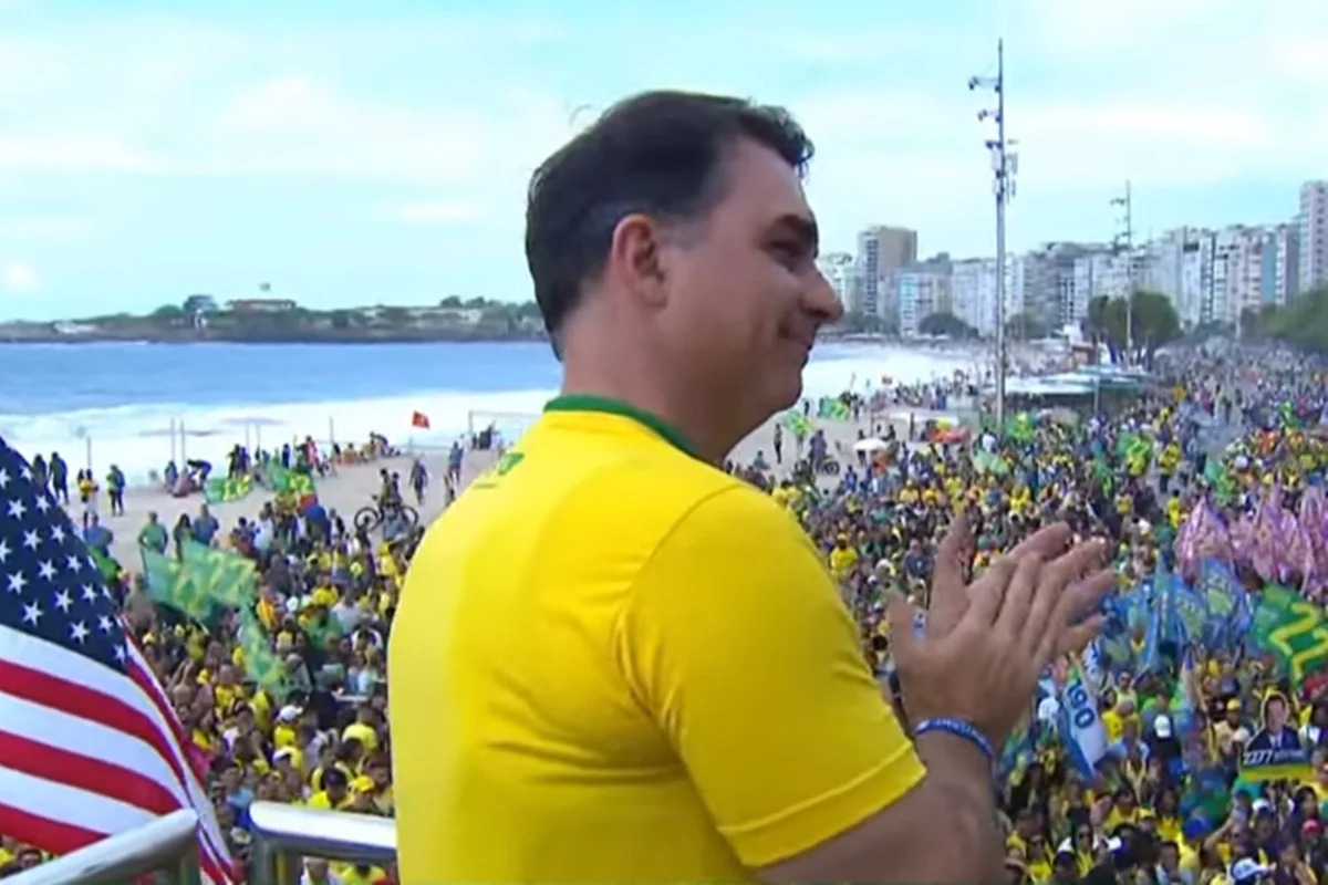 Com discurso de Bolsonaro, Flávio Bolsonaro inicia oficialmente campanha à Presidência em Copacabana
