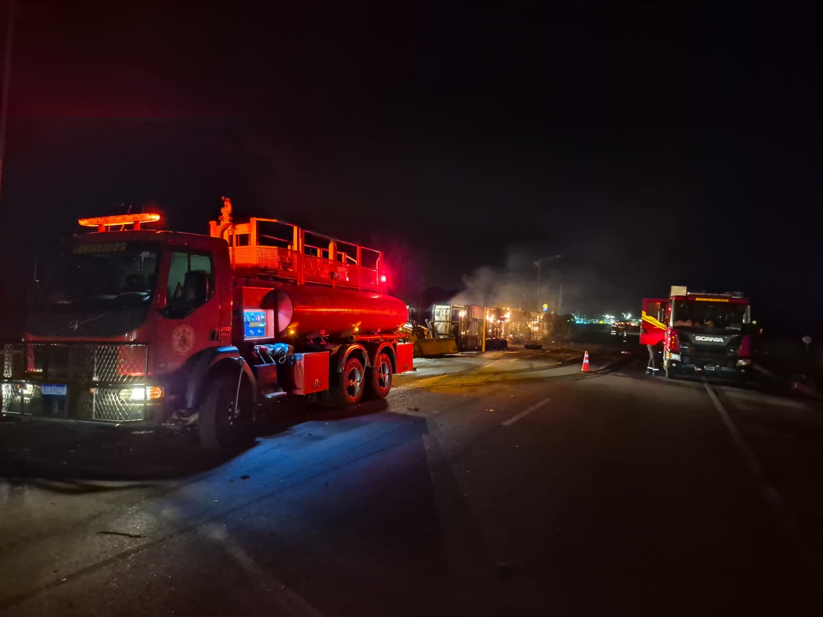 Bombeiros combatem incêndio em carreta carregada com algodão na BR-364