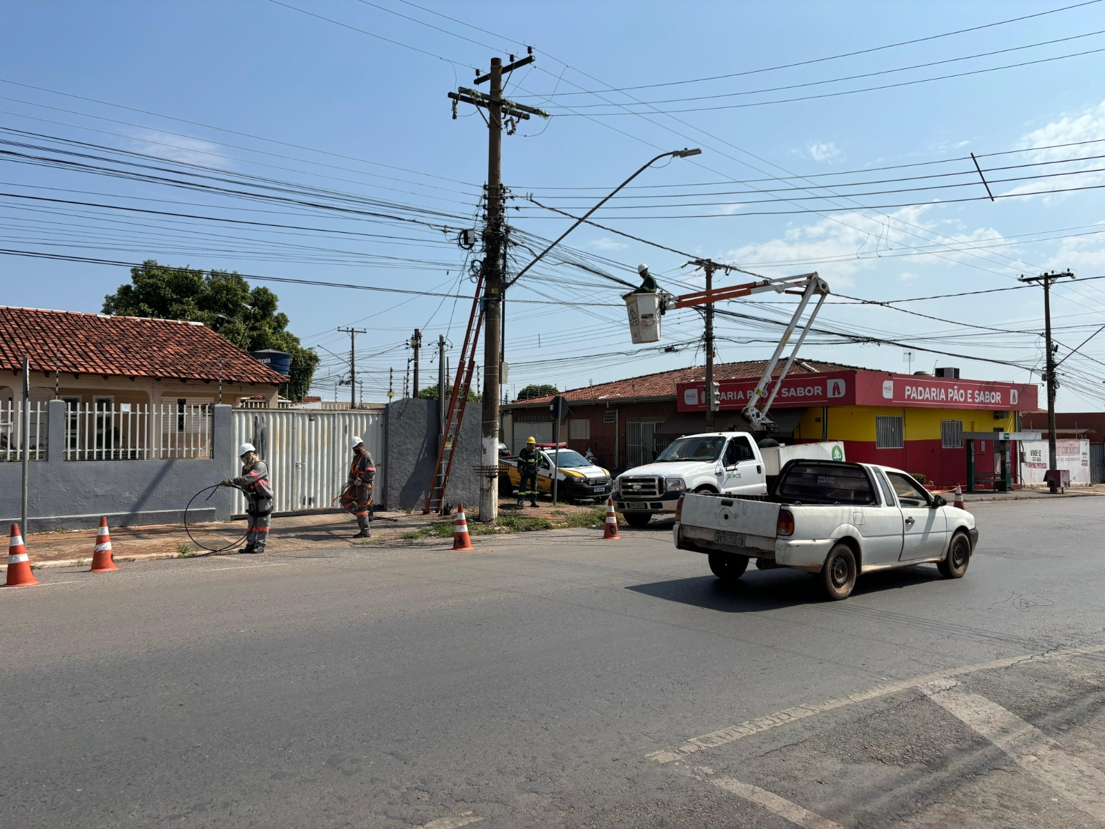 Operação retira 400 metros de cabos irregulares após caminhões provocarem transtornos no CPA