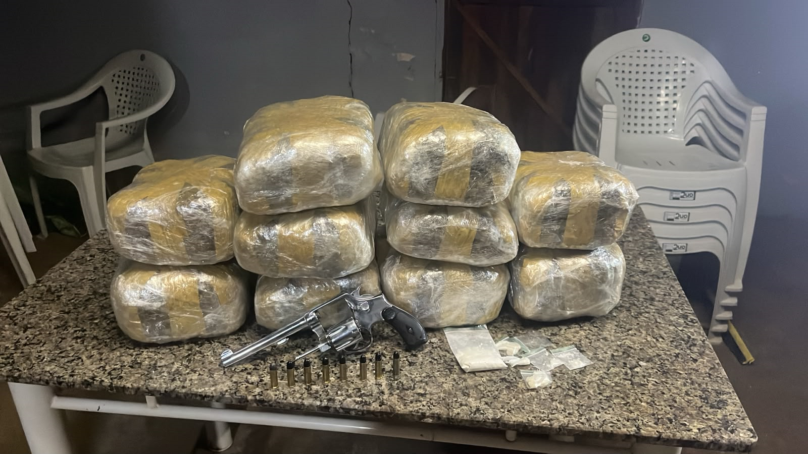 Dupla é presa com supermaconha, cocaína e revólver escondido em bar de Cáceres