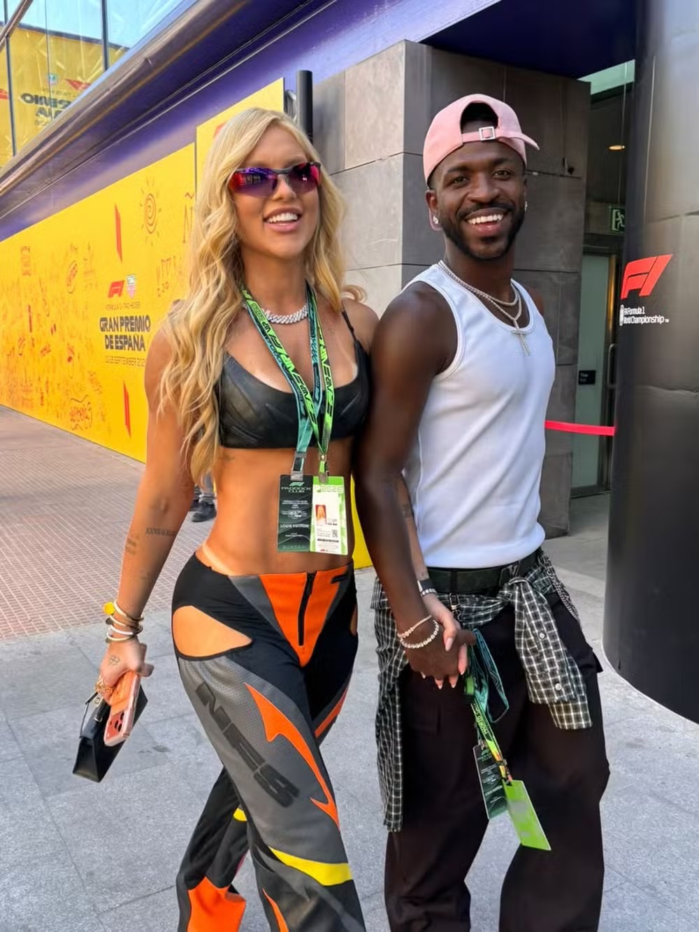 VINI JR. E VIRGINIA FONSECA CHEGAM DE MÃOS DADAS AO GP DA ESPANHA DE F1