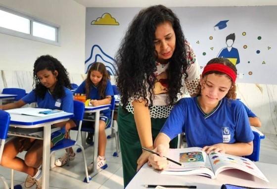 Professora dando aula 