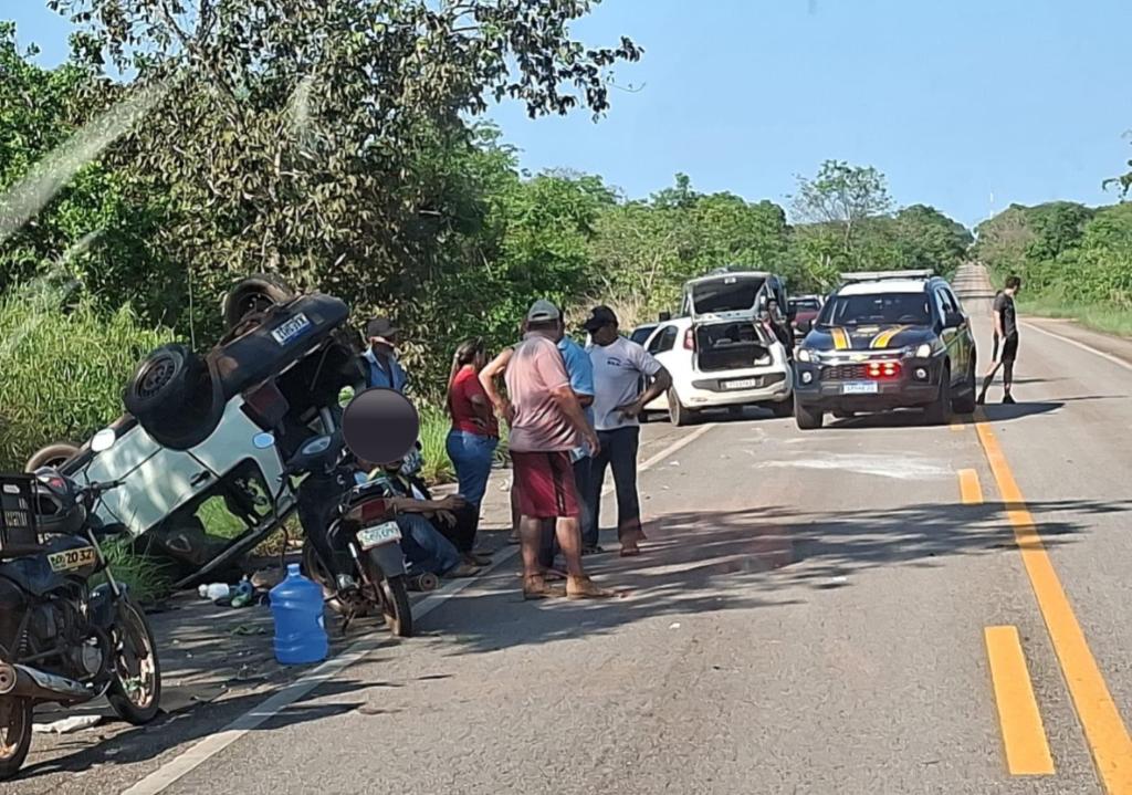 Bombeiros socorrem homem após capotamento na BR-070, em Cáceres
