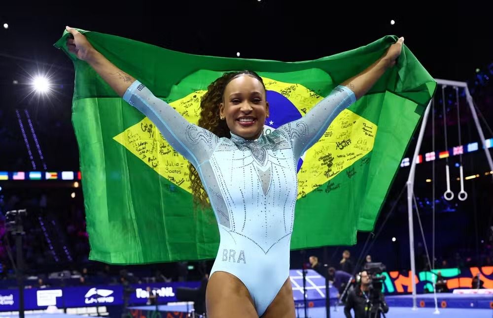 HISTÓRICA! Rebeca Andrade conquista tricampeonato mundial no salto e chega à 10ª medalha em Mundiais