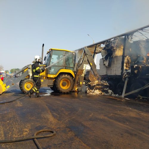 Incêndio atinge duas carretas na BR-364, em Alto Araguaia