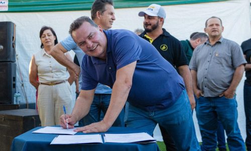 Em Santo Antônio do Leste, Max Russi une forças com governador para garantir asfalto e novos veículos ao município