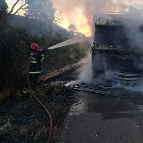 Corpo de Bombeiros controla incêndio em carreta bitrem na BR-070