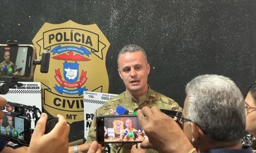 Delegado Fred Murta apaga pichação do Comando Vermelho em escola de Cuiabá