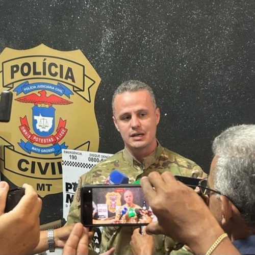 Delegado Fred Murta apaga pichação do Comando Vermelho em escola de Cuiabá