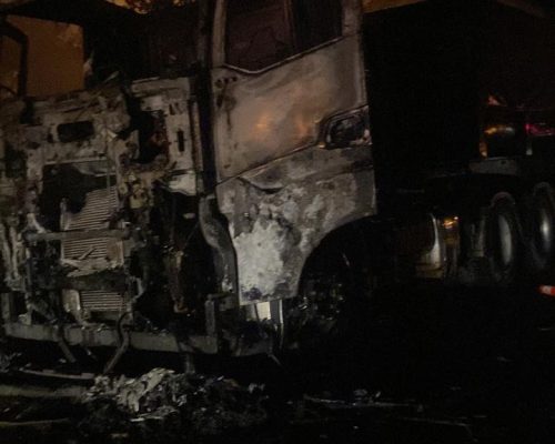 Carreta graneleira pega fogo na MT-320 e chamas atingem vegetação às margens da rodovia