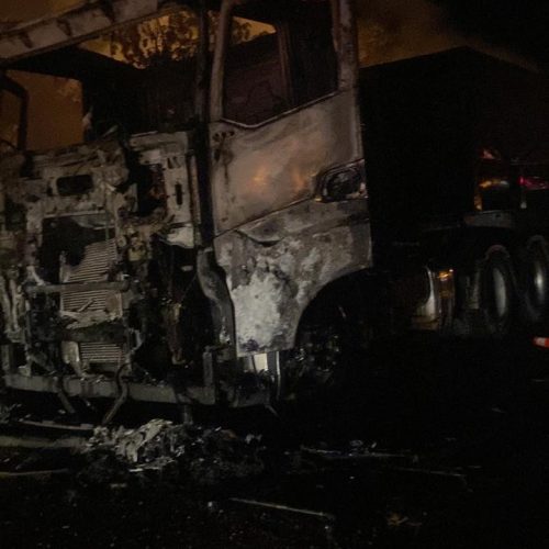 Carreta graneleira pega fogo na MT-320 e chamas atingem vegetação às margens da rodovia