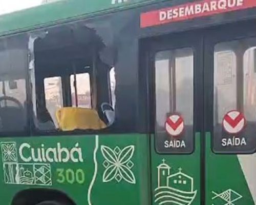 Ônibus tem princípio de incêndio e passageiros quebram janela para escapar em Cuiabá; veja vídeo