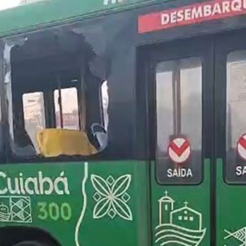 Ônibus tem princípio de incêndio e passageiros quebram janela para escapar em Cuiabá; veja vídeo