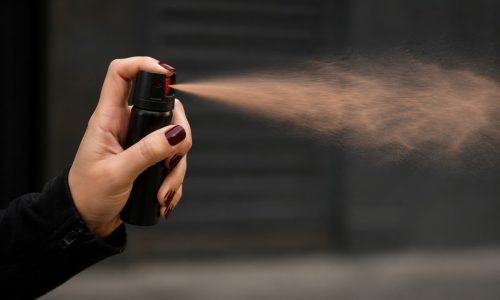 Lei que regulamenta spray de pimenta para mulheres é sancionada e fortalece direito à legítima defesa