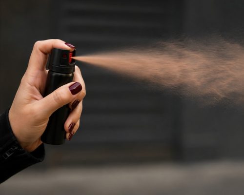 Lei que regulamenta spray de pimenta para mulheres é sancionada e fortalece direito à legítima defesa