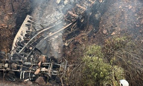 Bombeiros prestam socorro em acidente entre duas carretas na Serra do Mangaval