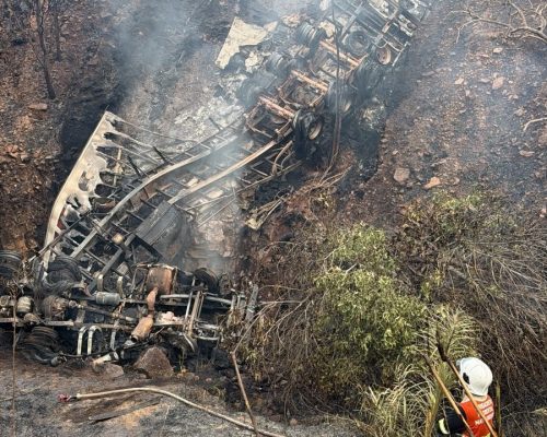 Bombeiros prestam socorro em acidente entre duas carretas na Serra do Mangaval
