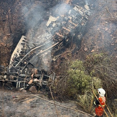 Bombeiros prestam socorro em acidente entre duas carretas na Serra do Mangaval