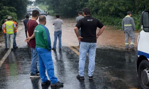 Chuva forte faz córrego transbordar e interdita rodovia MT-010 em Cuiabá