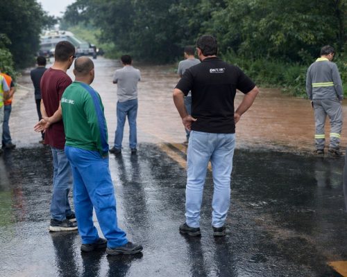 Chuva forte faz córrego transbordar e interdita rodovia MT-010 em Cuiabá