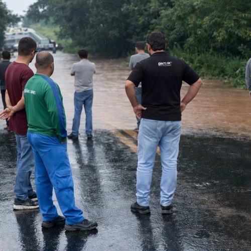 Chuva forte faz córrego transbordar e interdita rodovia MT-010 em Cuiabá
