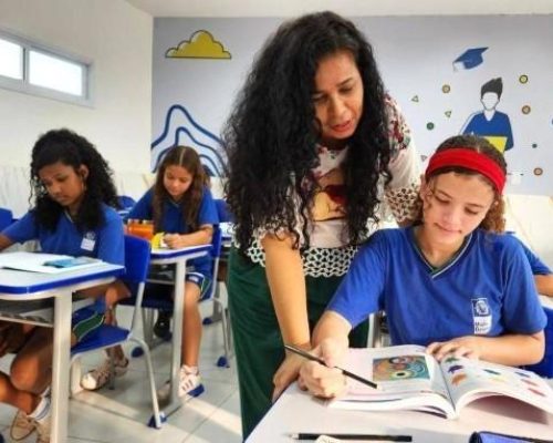 Professora dando aula 