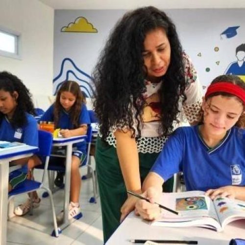Professora dando aula 