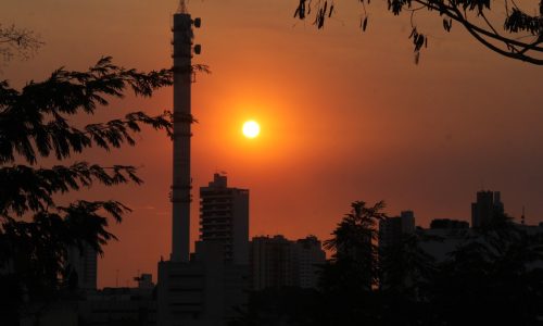Baixa umidade acende alerta em Cuiabá e eleva risco de incêndios durante estiagem