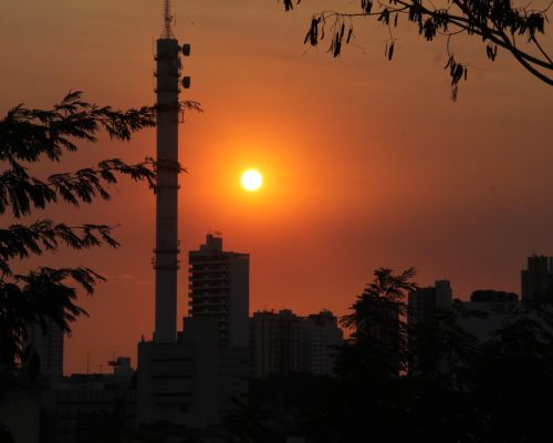 Baixa umidade acende alerta em Cuiabá e eleva risco de incêndios durante estiagem