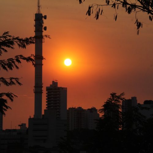 Baixa umidade acende alerta em Cuiabá e eleva risco de incêndios durante estiagem