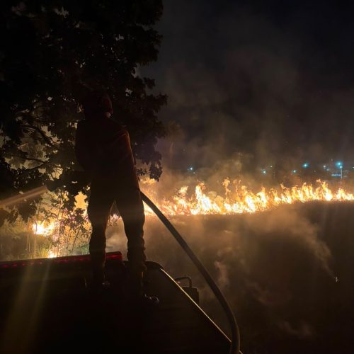 Incêndio ameaça residências em Sinop e bombeiros evitam avanço das chamas sobre área de mata