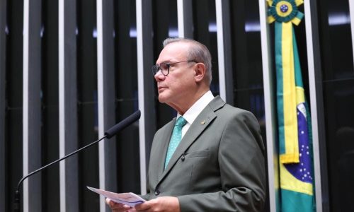Wellington Fagundes assina PEC que amplia liberdade do trabalhador para escolher jornada de trabalho