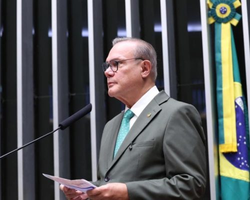Wellington Fagundes assina PEC que amplia liberdade do trabalhador para escolher jornada de trabalho