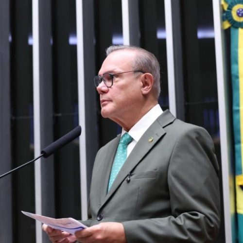 Wellington Fagundes assina PEC que amplia liberdade do trabalhador para escolher jornada de trabalho