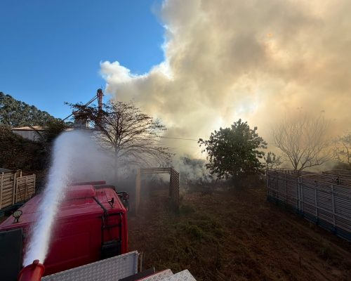 Incêndio de grandes proporções mobiliza bombeiros em empresa na zona rural de Campo Verde