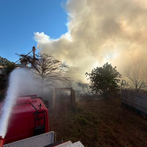 Incêndio de grandes proporções mobiliza bombeiros em empresa na zona rural de Campo Verde