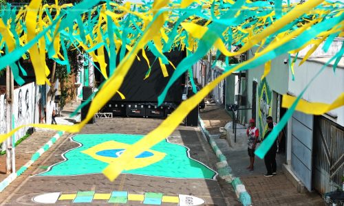 Quatro ruas de Cuiabá recebem telões para decisão da Seleção em ação que mobiliza bairros
