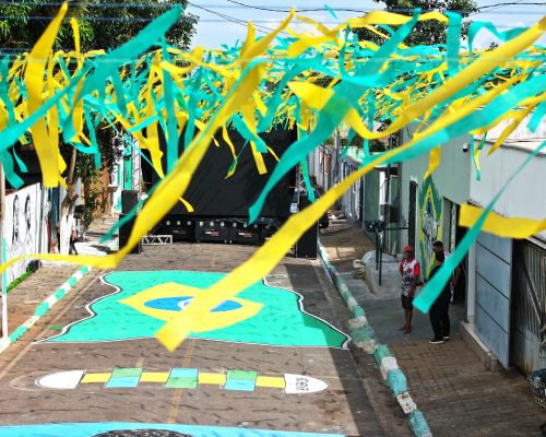 Quatro ruas de Cuiabá recebem telões para decisão da Seleção em ação que mobiliza bairros