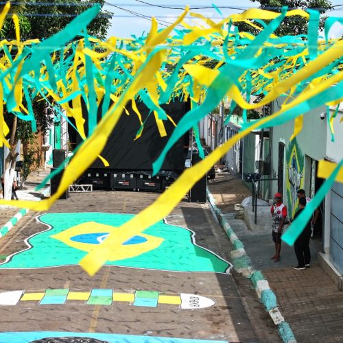 Quatro ruas de Cuiabá recebem telões para decisão da Seleção em ação que mobiliza bairros