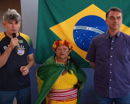 Flávio Bolsonaro desembarca em MT e visita comunidade Haliti-Paresi