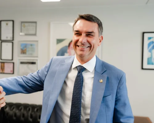 PL pede investigação ao TSE após identificar suposto esquema com perfis falsos e anúncios milionários contra Flávio Bolsonaro