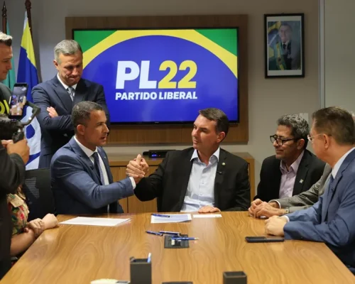 Coronel Assis se filia ao PL com apoio de Flávio Bolsonaro e reforça discurso duro na segurança