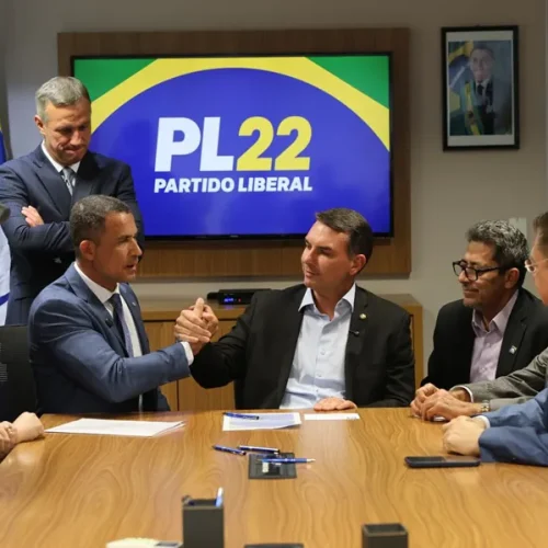 Coronel Assis se filia ao PL com apoio de Flávio Bolsonaro e reforça discurso duro na segurança