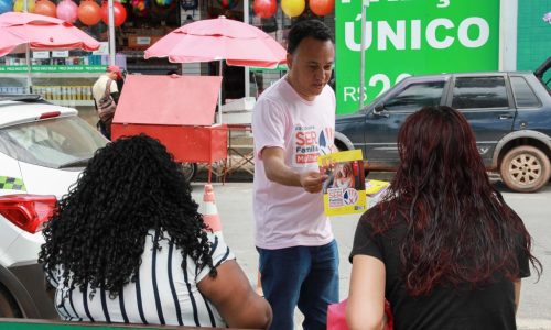 Van Rosa leva orientações sobre violência contra a mulher à Praça Ipiranga, em Cuiabá