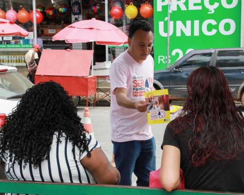 Van Rosa leva orientações sobre violência contra a mulher à Praça Ipiranga, em Cuiabá