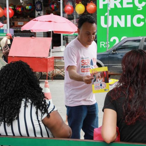 Van Rosa leva orientações sobre violência contra a mulher à Praça Ipiranga, em Cuiabá
